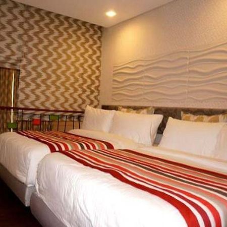 Camaya Coast Hotel Маривелес Экстерьер фото